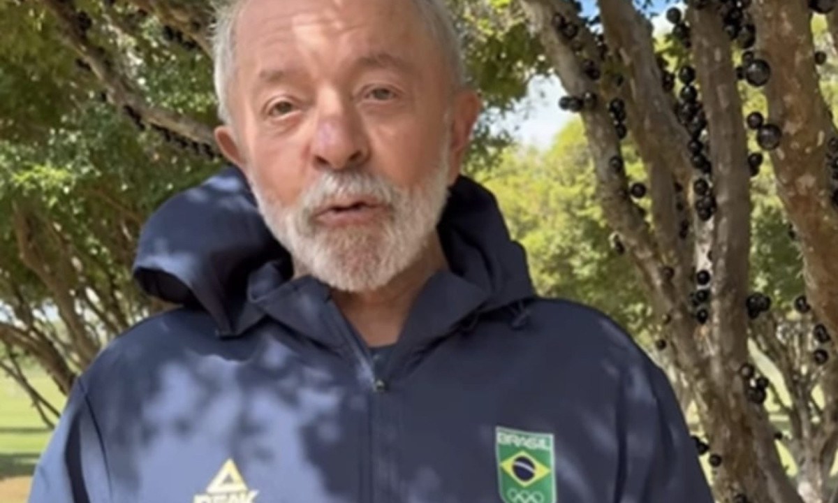 Lula à frente de pé de jabuticaba veste agasalho fabricado por indústria chinesa Peak