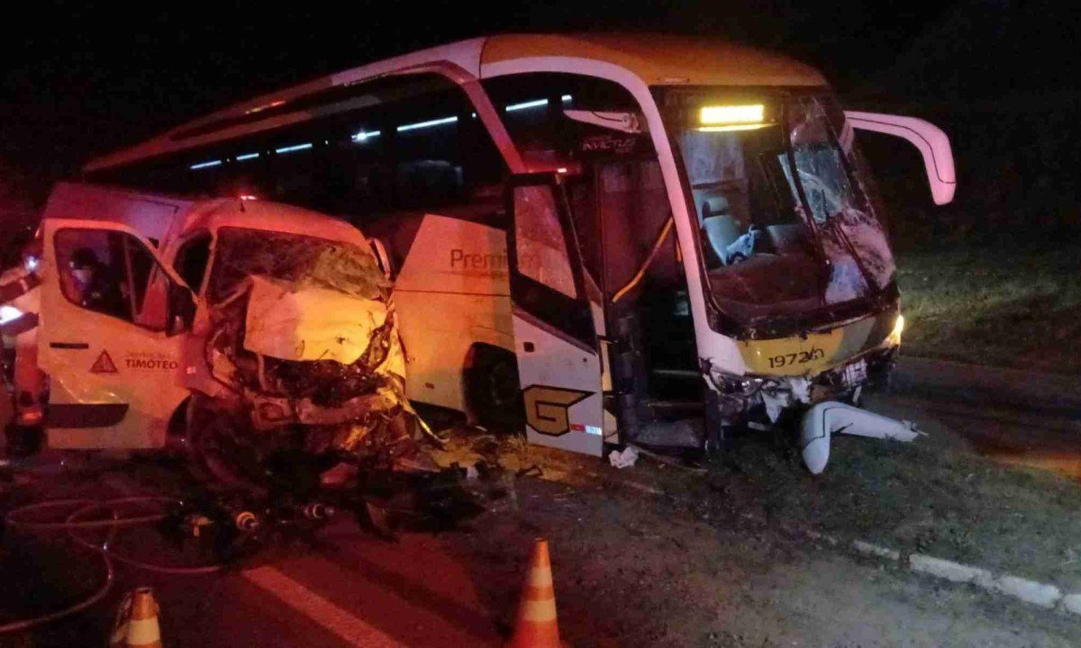 Batida frontal entre ônibus e van da Prefeitura de Timóteo deixou dois mortos e três feridos na BR-381