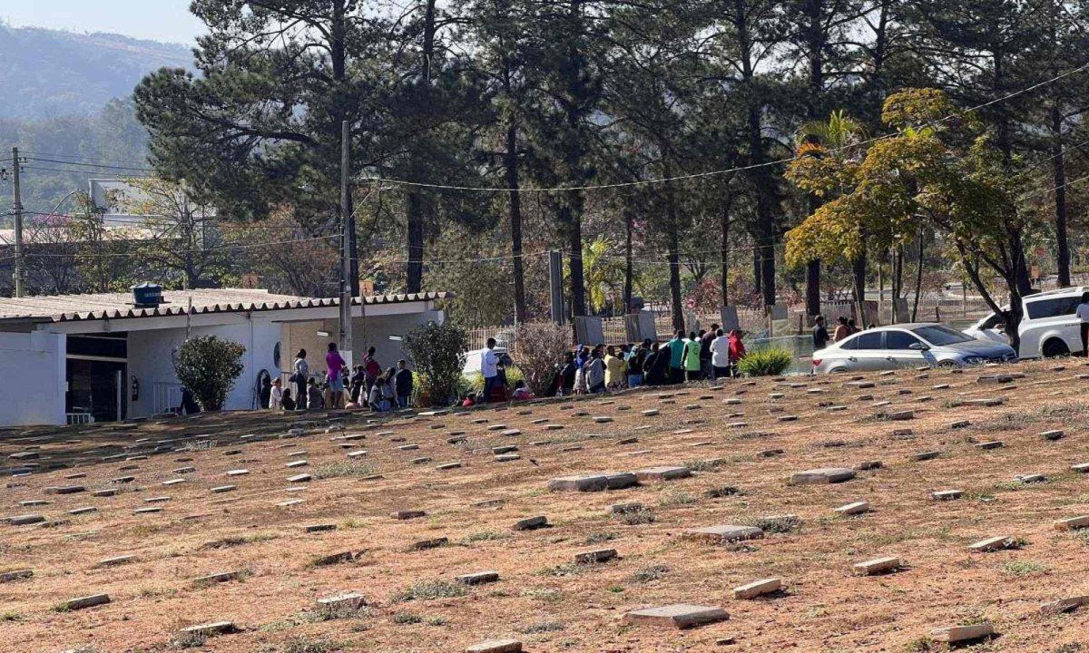 Corpo da menina indígena é sepultado no Cemitério Parque Jardim da Cachoeira, em Betim -  (crédito: Edésio Ferreira/EM/D.A. Press)