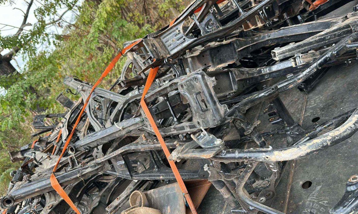 Chassis de motos foram localizados em matagal -  (crédito: PMMG)