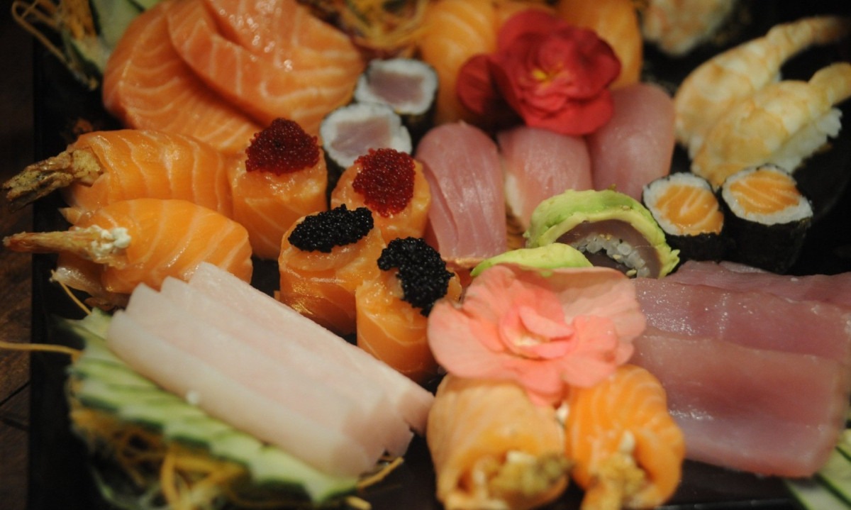 Além dos sashimis de salmão e atum, os destaques são o roll maçaricado de camarão e salmão, o ceviche de dourado do mar e o salmão ao molho de maracujá