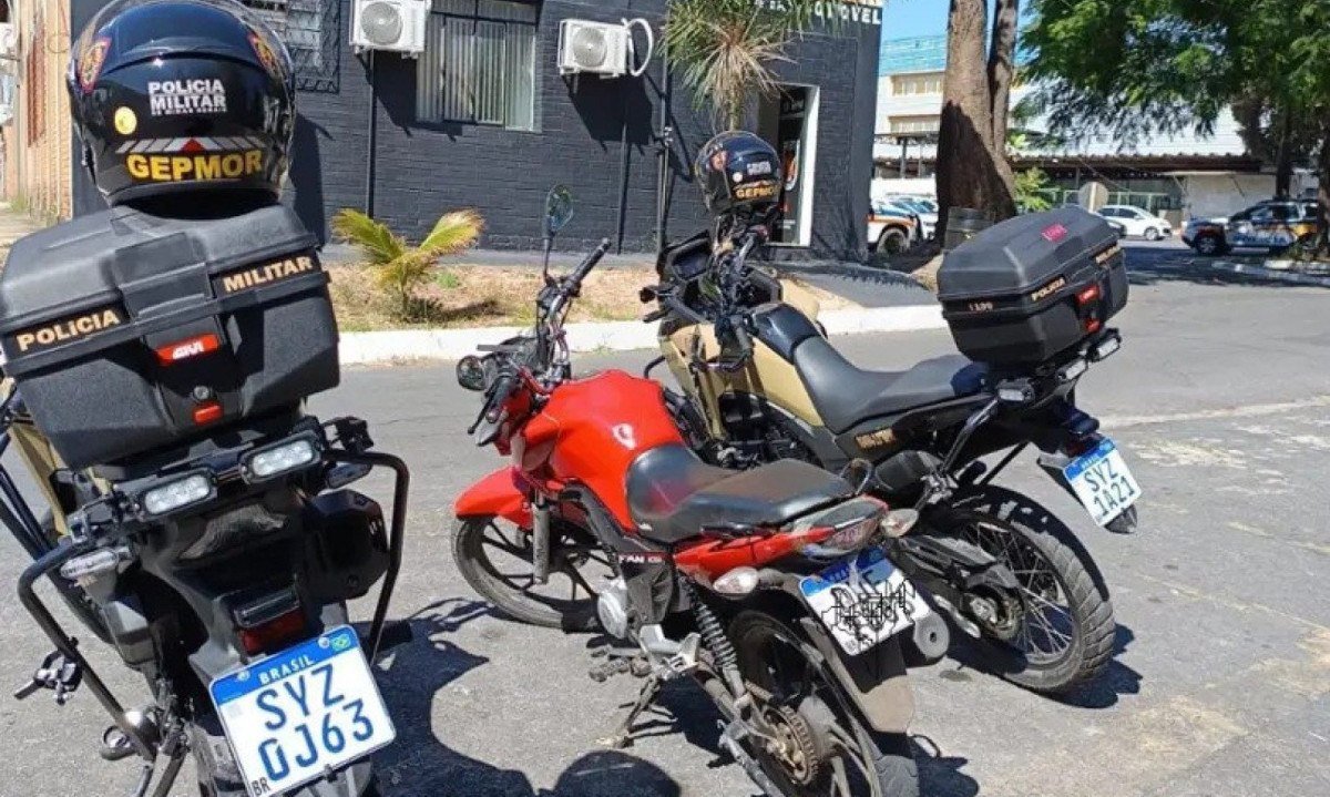 Homem em saída temporária é preso com moto clonada. Além do veículo foram apreendidas uma chave micha e um alicate corta cabos -  (crédito: PMMG)
