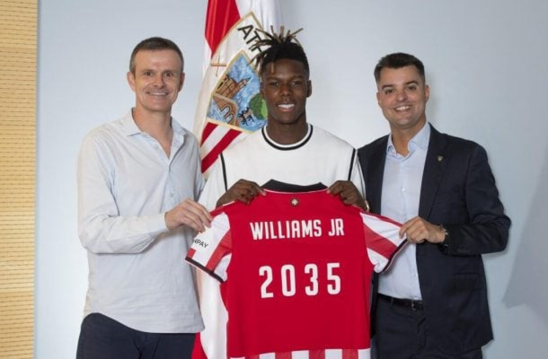 Nico Williams renova com o Athletic Bilbao até 2035 Nico Williams renova com o Athletic Bilbao até 2035