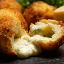 Bolinho de arroz com queijo na airfryer: crocante, fácil e sem fritura - Freepik