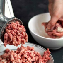 Adolescente morre sugado por moedor de carne industrial nos EUA - FreePik