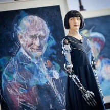 Ai-Da, robô antropomórfico com aparência feminina -  (crédito: Valentin Flauraud / AFP)