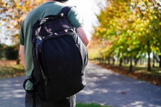 Ortopedista explica a regra dos 10% para o peso da mochila escolar