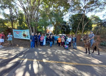 Parte da comunidade de Santa Quitéria se reuniu, na manhã desta terça-feira (15), em frente a casa de um morador que recebeu aviso de desapropriação  -  (crédito: Reprodução / Sandoval Filho)