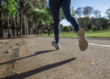 Pratique exercícios regularmente: Atividades físicas fortalecem os músculos que sustentam a coluna, como o abdômen e a região lombar.  -  (crédito: Daniel Reche/Pixabay)
