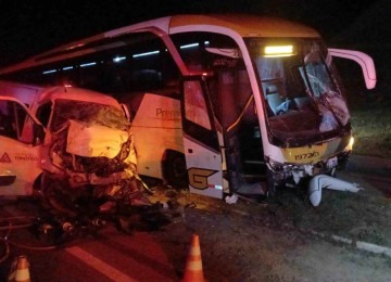 Batida frontal entre ônibus e van da Prefeitura de Timóteo deixou dois mortos e três feridos na BR-381 -  (crédito: Servo/Divulgação)