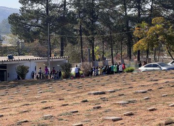 Corpo da menina indígena é sepultado no Cemitério Parque Jardim da Cachoeira, em Betim -  (crédito: Edésio Ferreira/EM/D.A. Press)