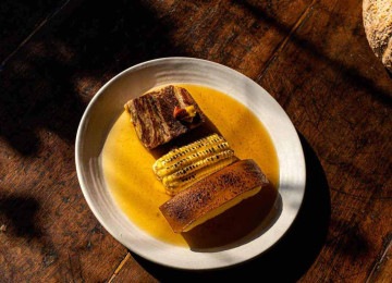 O prato que homenageia Maria da Cruz leva peito de boi angus certificado, mandioca na manteiga de garrafa e requeijão moreno, milho tostado, pequi e pimenta-passarinho

 -  (crédito: Divulgação)