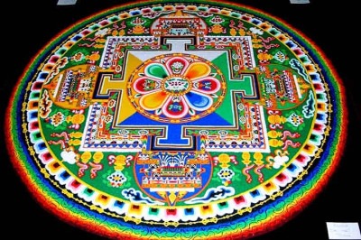 Mandalas sÃ£o desenhos geomÃ©tricos circulares que representam a harmonia e o equilÃ­brio do universo. SÃ£o usadas em diversas culturas para meditaÃ§Ã£o, arte e espiritualidade. -  (crédito:   Colonel Warden/WikimÃ©dia Commons)