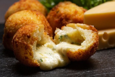 Interior cremoso com queijo derretido: uma surpresa irresistível a cada mordida -  (crédito: Freepik)