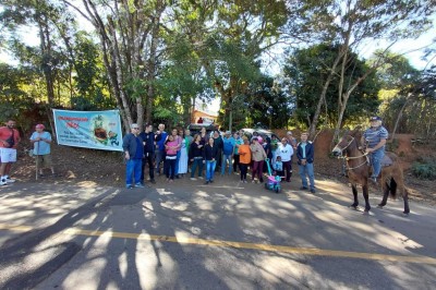 Parte da comunidade de Santa Quitéria se reuniu, na manhã desta terça-feira (15), em frente a casa de um morador que recebeu aviso de desapropriação  -  (crédito: Reprodução / Sandoval Filho)