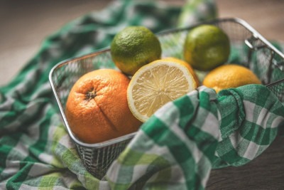 Guardar laranjas na gaveta da geladeira com papel toalha ajuda a manter a fruta fresca por mais tempo. -  (crédito: Canva)