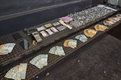 Policiais apreenderam 442 pedras de crack e 26 pinos de cocaína -  (crédito: PMMG/Divulgação)