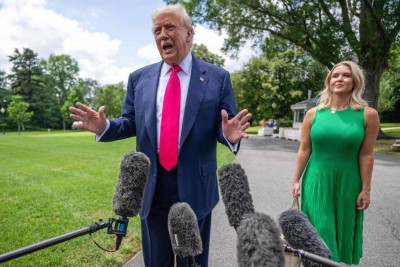 O presidente dos Estados Unidos, Donald Trump, e a secretária de Imprensa, Karoline Leavitt, na Casa Branca  -  (crédito: Jim Watson -15.jul.2025/AFP)