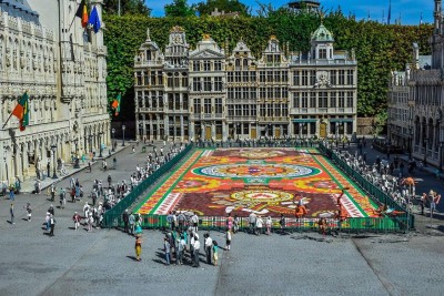 O mundo abriga praças fascinantes em diversos países, muitas delas consideradas verdadeiras joias arquitetônicas e culturais. Esses espaços são pontos de encontro, história e beleza, reunindo monumentos, fontes e construções icônicas -  (crédito: Imagem de Dimitris Vetsikas por Pixabay)