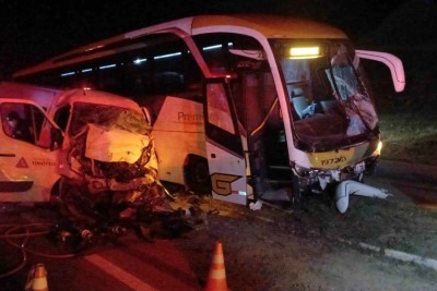 Batida frontal entre ônibus e van da Prefeitura de Timóteo deixou dois mortos e três feridos na BR-381 -  (crédito: Servo/Divulgação)