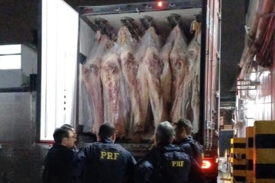 Droga estava escondida em meio a carga de carne  -  (crédito: PRF/Divulgação)