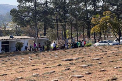 Corpo da menina indígena é sepultado no Cemitério Parque Jardim da Cachoeira, em Betim -  (crédito: Edésio Ferreira/EM/D.A. Press)