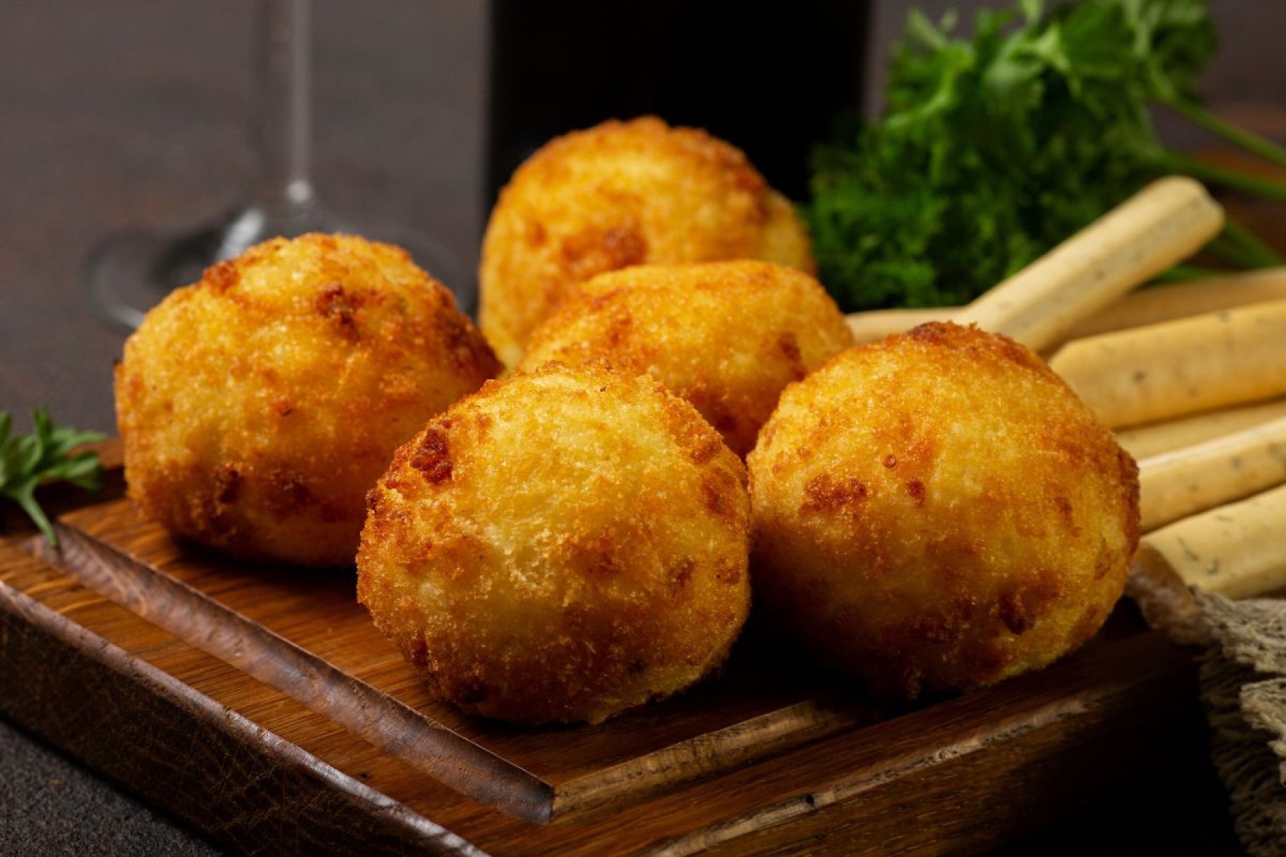 Bolinhos dourados e crocantes saindo da airfryer: prontos em poucos minutos e sem fritura