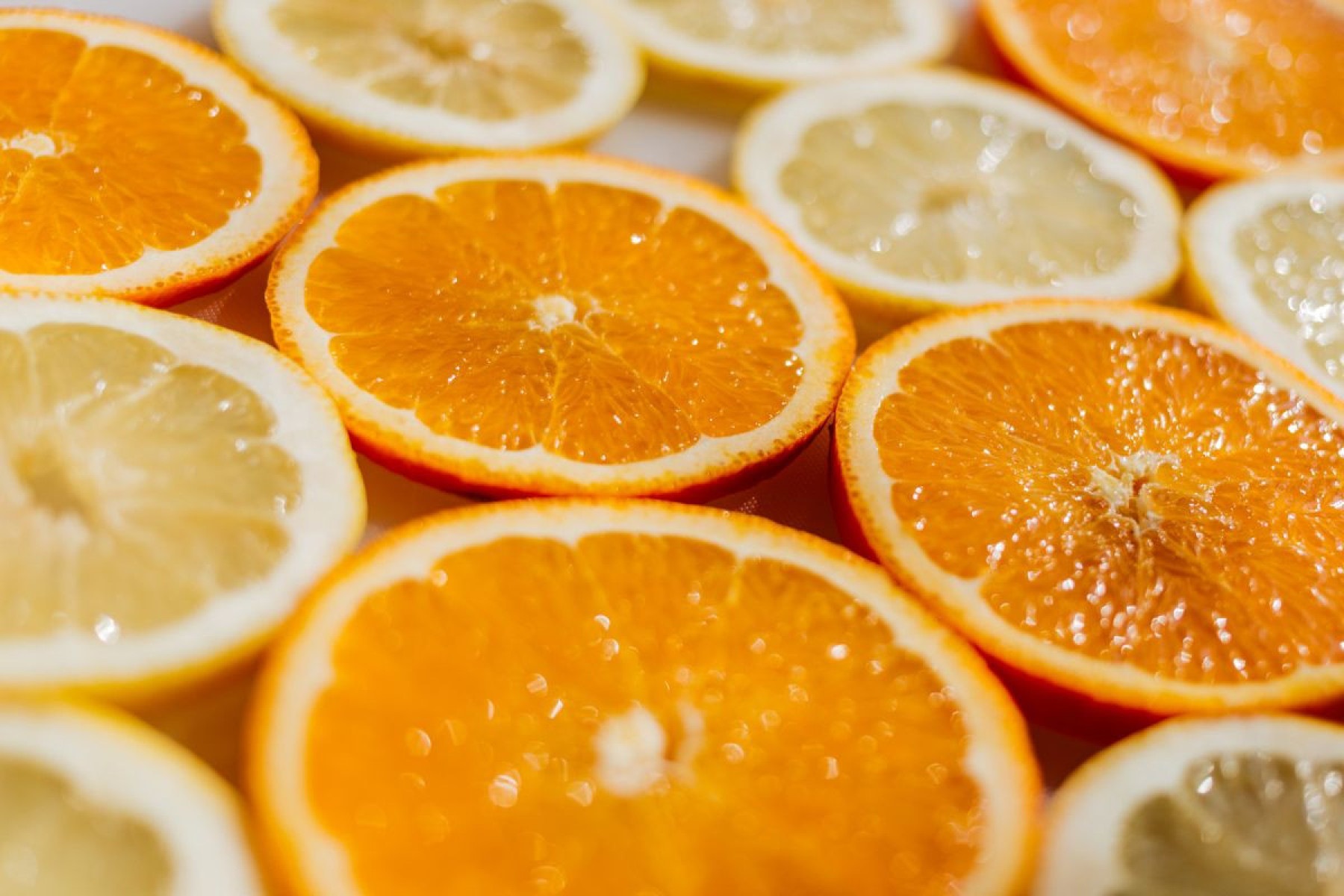 Congelar o suco em cubos é uma forma prática de preservar o sabor e facilitar o uso no dia a dia. 