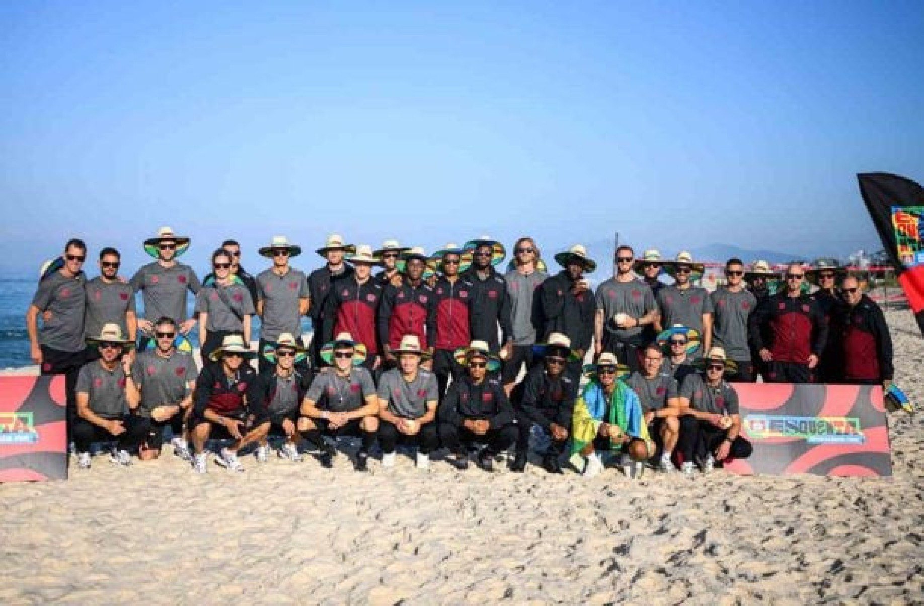 Leverkusen desembarca no Rio e vai à praia antes de treinar no CT do Flamengo