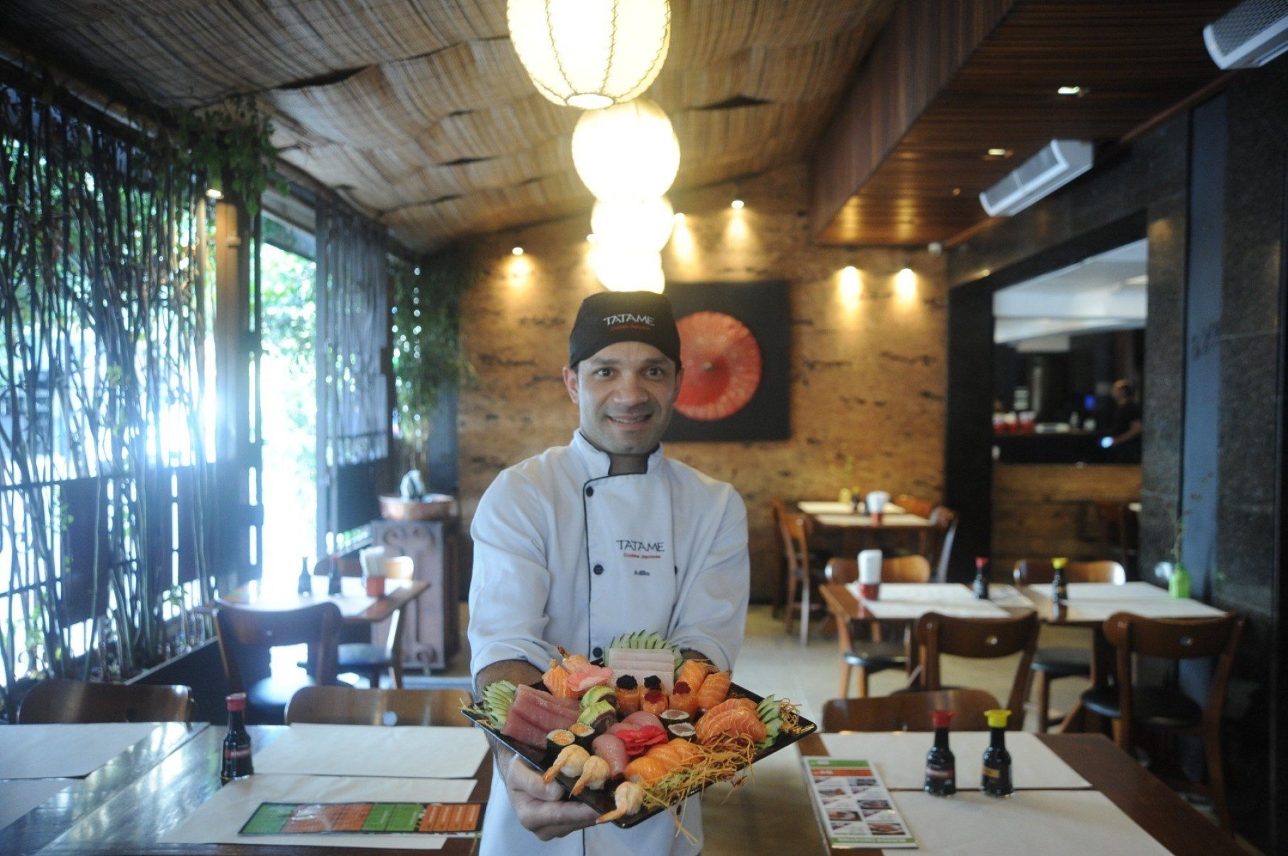 O sushiman Edimar Jardim participou da elaboração do novo cardápio -  (crédito: Alexandre Guzanshe/EM/D.A Press)