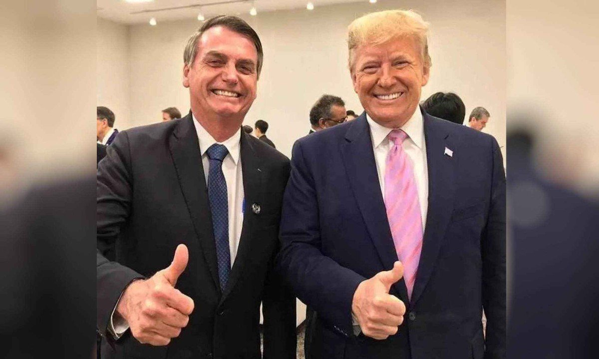 Bolsonaro e Trump juntos fazem sinal de positivo; ex-presidente do Brasil disse que é 'apaixonado' pelo atual presidente dos EUA -  (crédito: Reprodução/ Twitter)