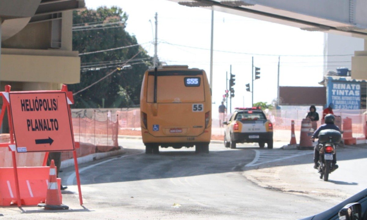 Para orientar os condutores sobre as novas opções de trajeto na região, foram implantadas placas no local -  (crédito: Edésio Ferreira/EM/D.A Press)