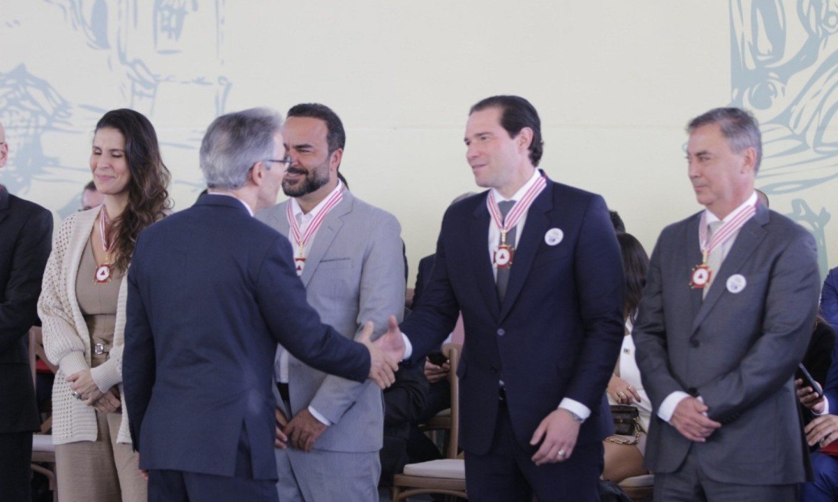 O vice-presidente da Cedro Participações, Eduardo Couto, recebe os cumprimentos do governador Romeu Zema -  (crédito: Elcio Rocha)