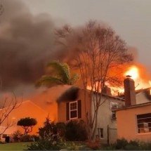 Entenda por que casas de madeira são comuns nos EUA; saiba vantagens e riscos - reprodução/sbt