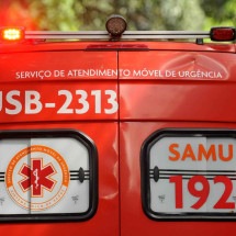 Idosa passa o carro por cima de crianças por acreditar ser entulho