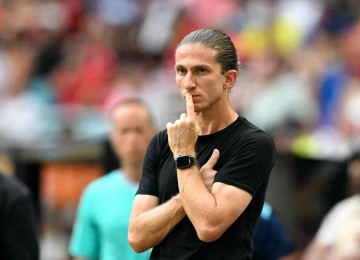 O técnico Filipe Luís, não poupou críticas ao desempenho e ao comportamento de Pedro durante as atividades do Flamengo, do qual foi companheiro na época de jogador -  (crédito: PATRICIA DE MELO MOREIRA / AFP)