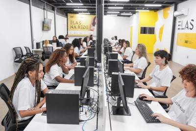 O curso é presencial e gratuito e oferece transporte e uma cesta básica mensal para as alunas que mantiverem frequência regular -  (crédito: Divulgação/Acervo ISPAC)