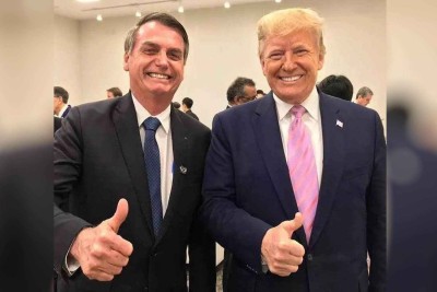 Bolsonaro e Trump juntos fazem sinal de positivo; ex-presidente do Brasil disse que é 'apaixonado' pelo atual presidente dos EUA -  (crédito: Reprodução/ Twitter)