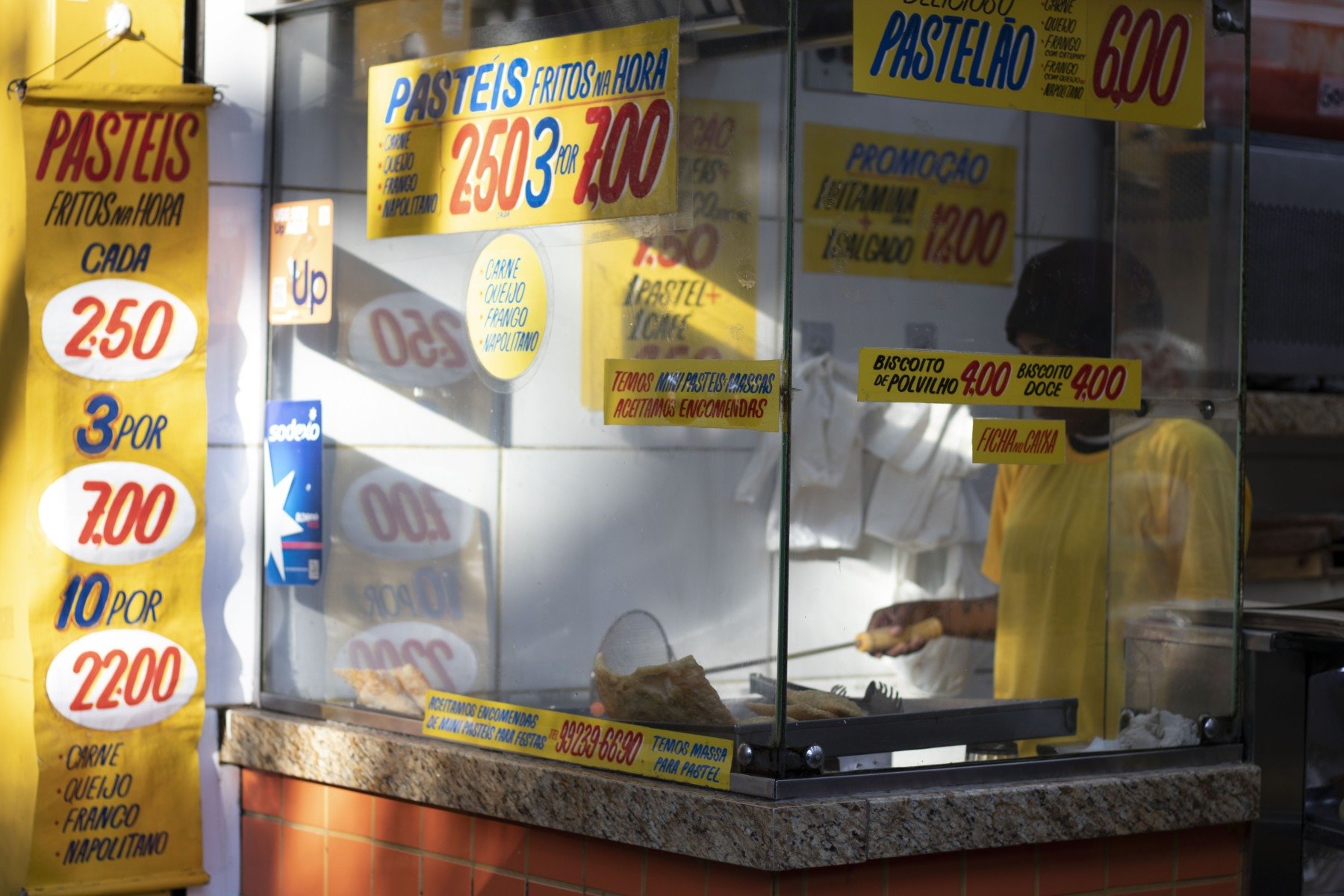 Comerciantes mantêm viva a tradição das lojas de rua no Centro de BH com criatividade e persistência