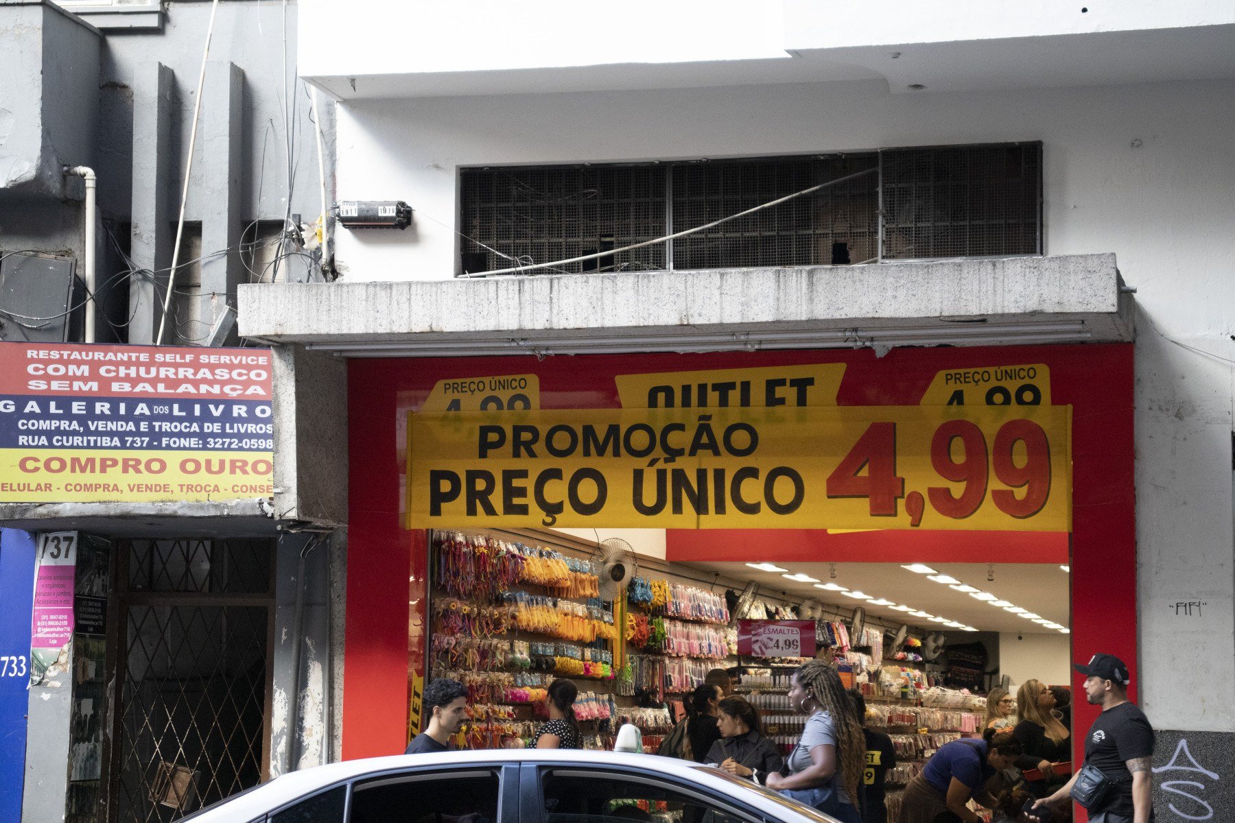 Ofertas chamativas para atrair clientes são uma estratégia recorrente no coração do comércio de rua de Belo Horizonte-Mannu Meg/EM/D.A Press