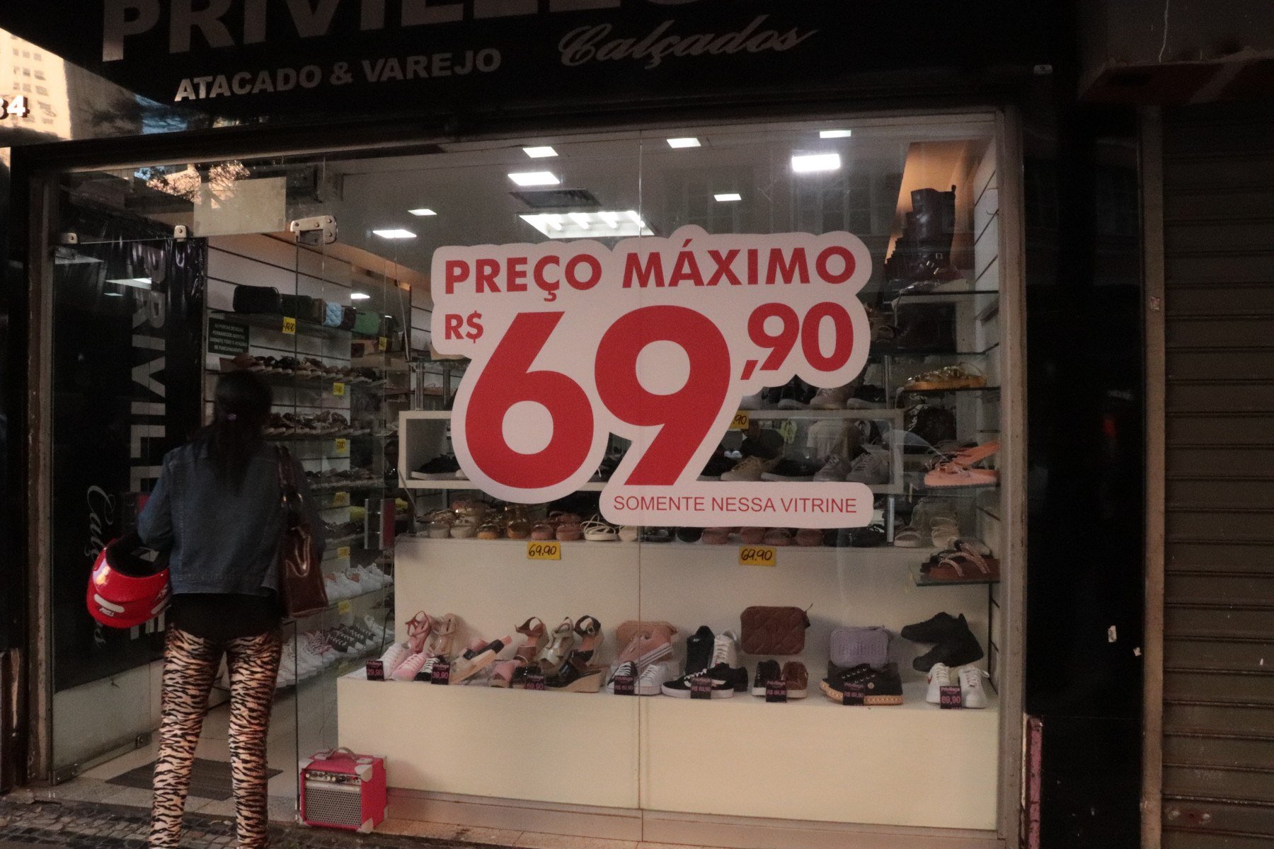 No Hipercentro, vitrines destacam valores competitivos; primeiro passo para atrair o cliente que ainda prefere negociar olho no olho-Layane Costa/EM/D.A Press