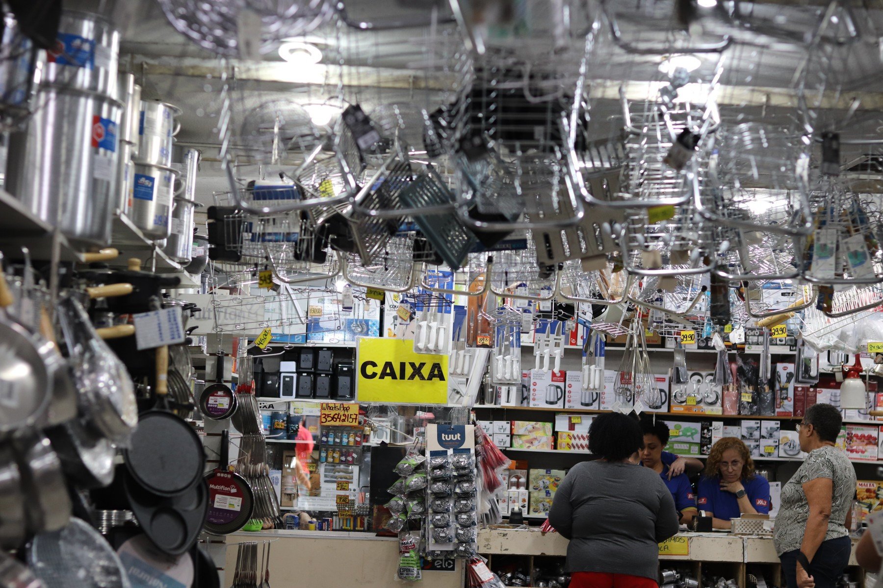 Variedade e possibilidade de testar produtos na hora são alguns dos atrativos do comércio do Hipercentro de BH