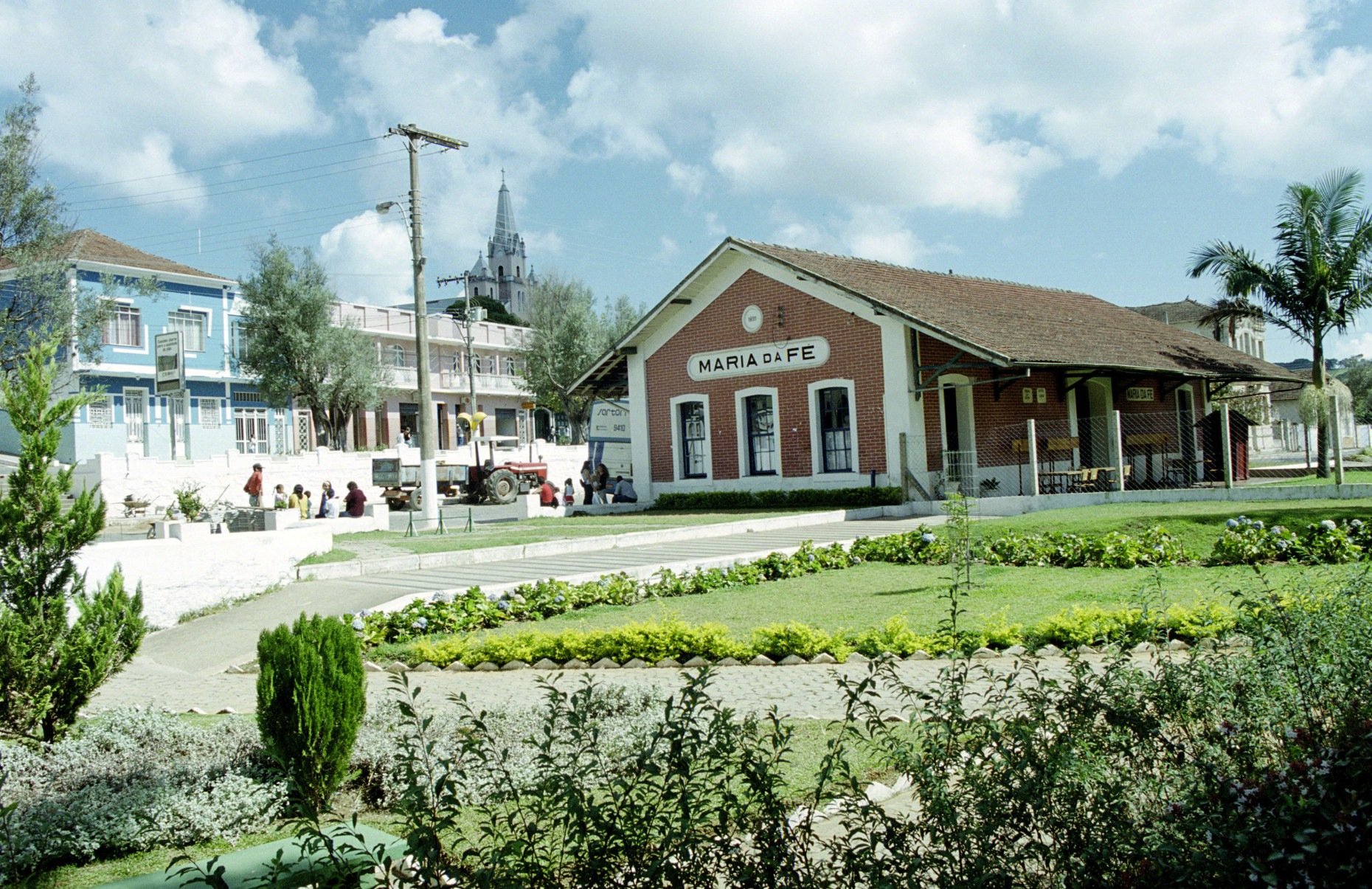  Foto Auremar de Castro/Estado de Minas - 10/05/2002 - Vista ex-estacao ferroviaria da cidade de Maria da Fe (MG). Um antigo ponto de parada dos tropeiros se transformou na Estacao Ferroviaria de Maria da Fe, inaugurada em 1891. A estacao trouxe para o progresso para cidade, depois que foi desativado, o predio da estacao passou a abrigar a Secretaria Municipal de Cultura e Turismo.
      - Auremar de Castro