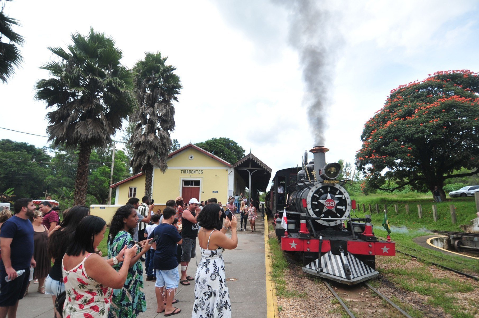  16/03/2023. Credito: Alexandre Guzanshe/EM/D.A Press. Brasil. Tiradentes - MG. Turismo São João del Rei. Na foto, trem Maria Fumaca que percorre as cidades de Sao Del Rei ate Tiradentes.
      - Alexandre Guzanshe/EM/D.A Press. Brasil. Tiradentes - MG. Turismo São João del Rei. Na foto, trem Maria Fumaca que percorre as cidades de Sao Del Rei ate Tiradentes.
