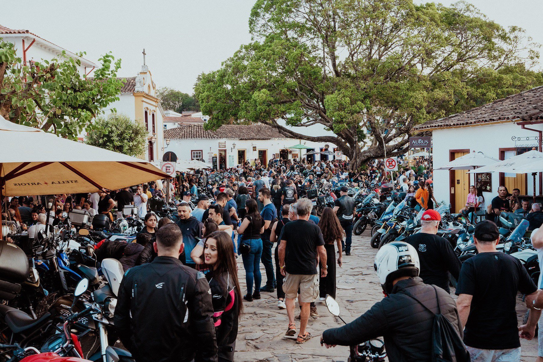  05/07/2024. Credito: Pedro Noronha/DivulgaÃ§Ã£o. Bike Fest Tiradentes 2024. Na foto, O largo das Forras, em Tiradentes, abrigou parte das motos.
      - Pedro Noronha/Divulgação. Bike Fest Tiradentes 2024. Na foto, O largo das Forras, em Tiradentes, abrigou parte das motos.