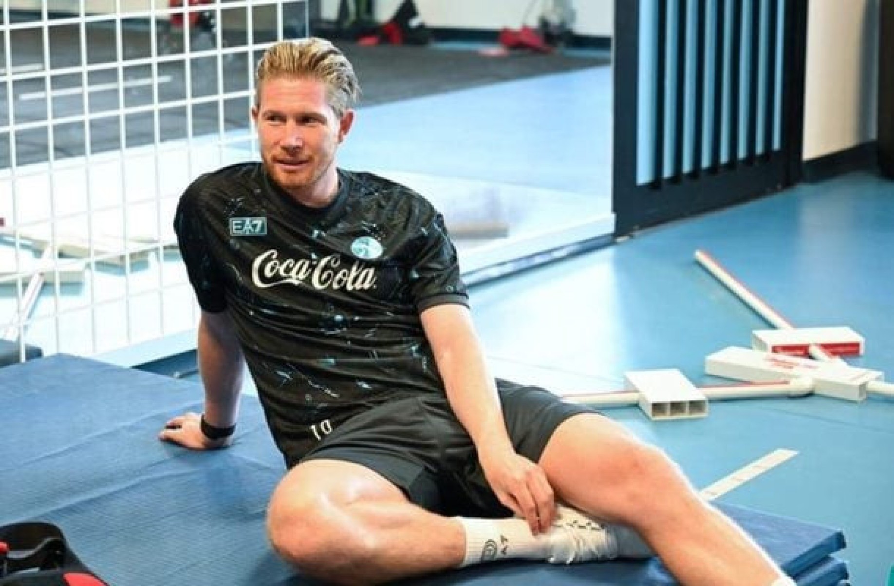 De Bruyne se surpreende ao receber camisa 10 em treino do Napoli