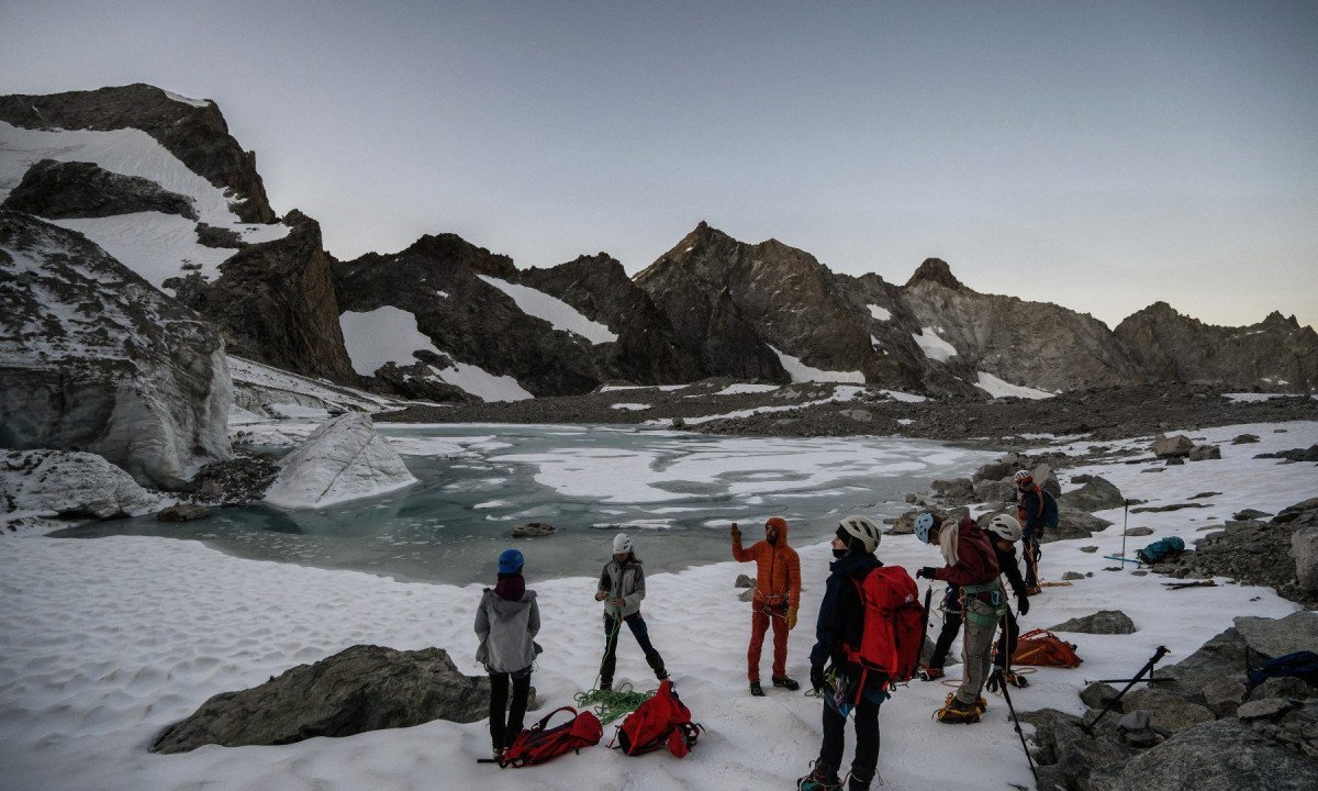 Montanhistas se preparam para caminhar no Glaciar de la Selle, no Maciço de Ecrins, em Saint-Christophe-en-Oisans, na França, onde o calor está derretendo a neve, que sempre foi abudante nesta época do ano -  (crédito: JEFF PACHOUD / AFP  )