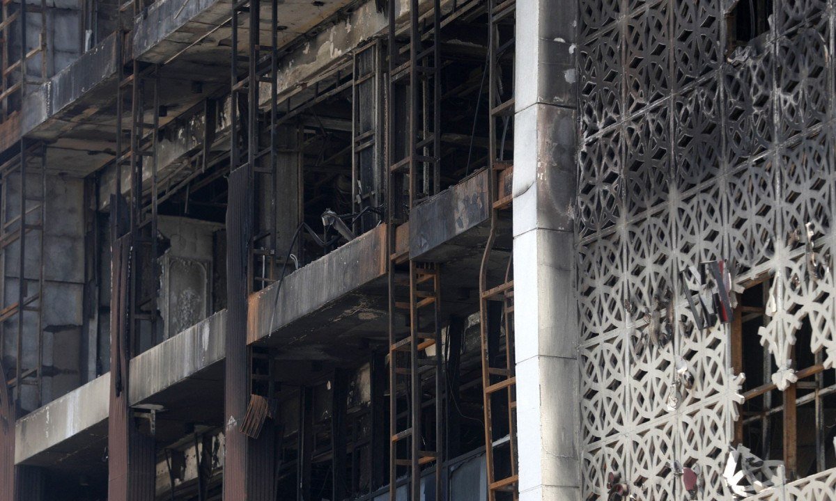  Fachada queimada por incêndio que atingiu o recém-inaugurado Hyper Mall durante a noite no Iraque -  (crédito: AHMAD AL-RUBAYE / AFP  )