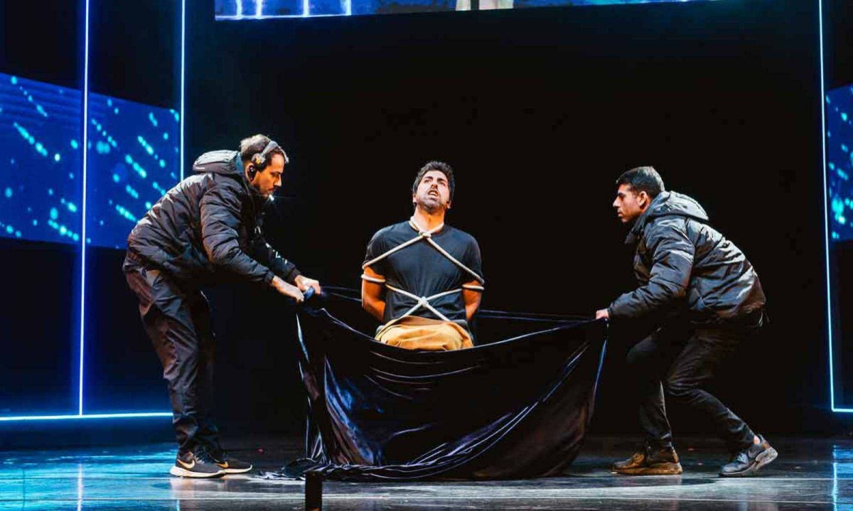 O Sesc Palladium vai receber craques da mágica na próxima quinta-feira (24/7)
- (crédito: Alessandra Tolc/divulgação) O Sesc Palladium vai receber craques da mágica na próxima quinta-feira (24/7)
- (crédito: Alessandra Tolc/divulgação)