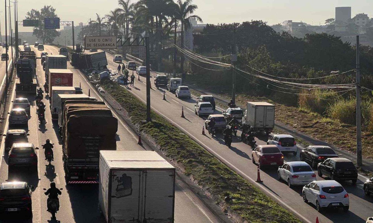 Acidente interdita a faixa da direita da pista central e a faixa da esquerda da marginal do Anel Rodoviário, no sentido Vitória -  (crédito: Edésio Ferreira/EM/D.A. Press)
